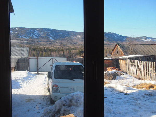 Вид из окна на зимний хребет Зигальга